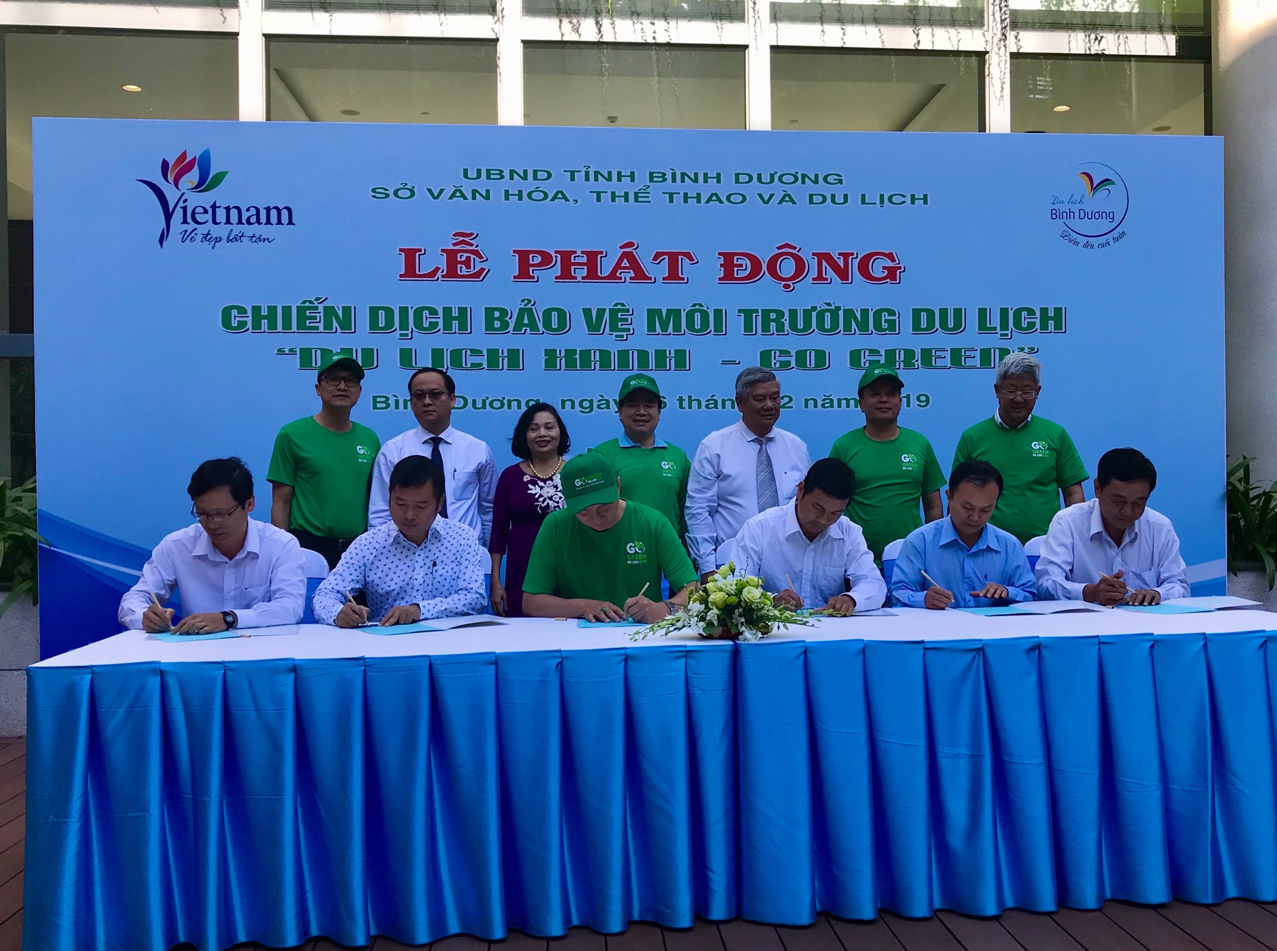 Đại diện các đơn vị hoạt động kinh doanh du lịch trên địa bàn tỉnh BÌnh Dương ký cam kết bảo vệ môi trường
